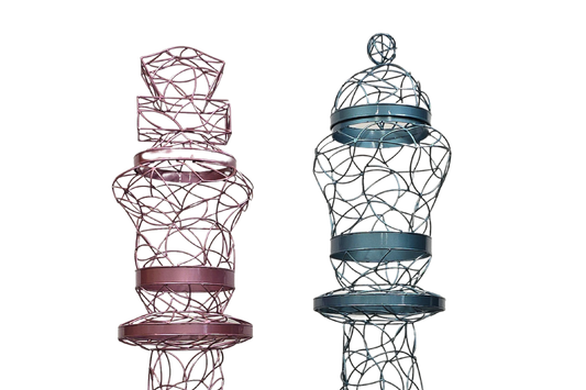 Alganic Schachfiguren Dame und König als Drahtskulpturen in Rosa und Blau, frontale Ansicht mit transparentem Hintergrund