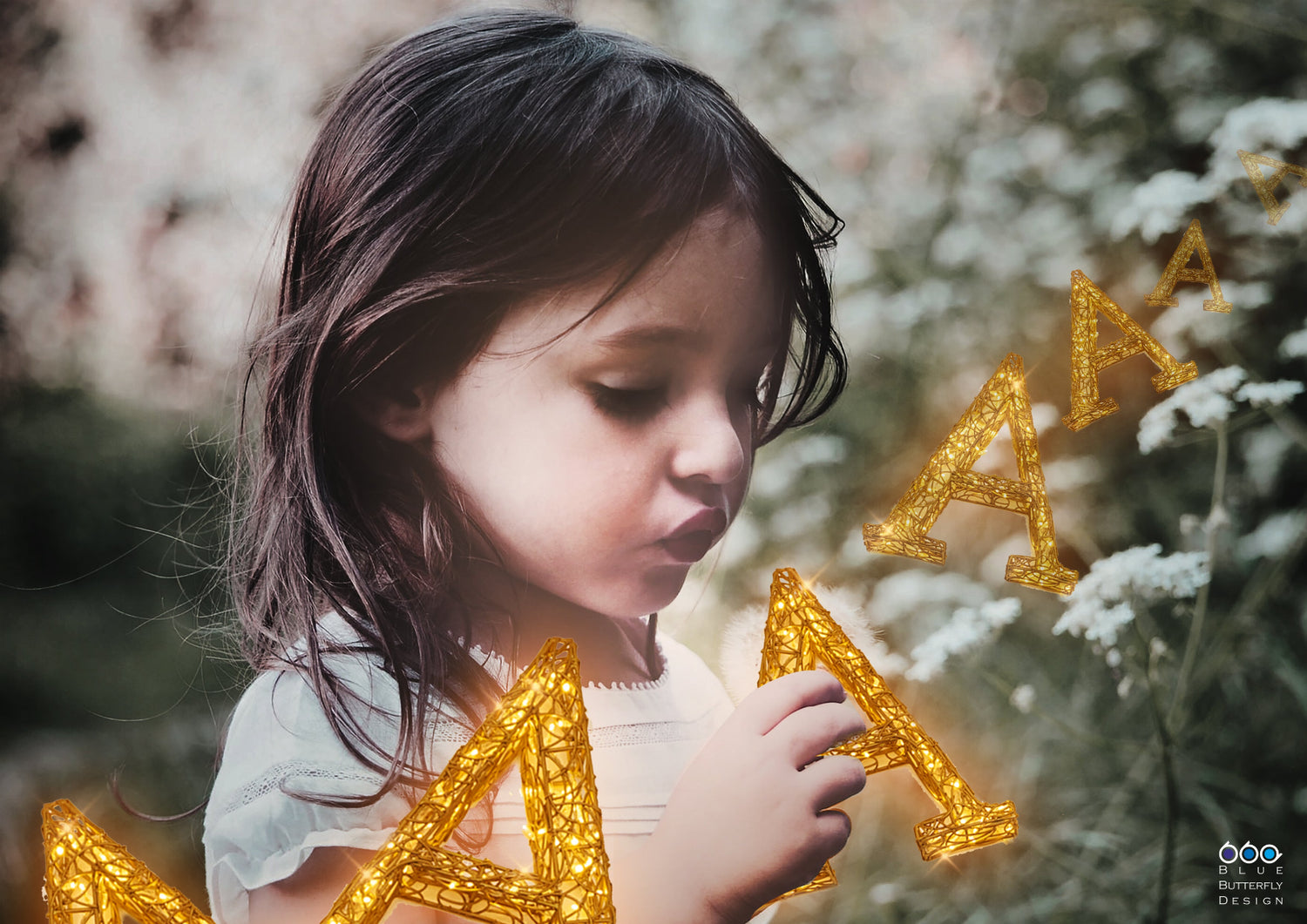 Mädchen mit leuchtenden Aluminium-Buchstaben von Alganic – individuelle Lichtschrift für Marketing und Events