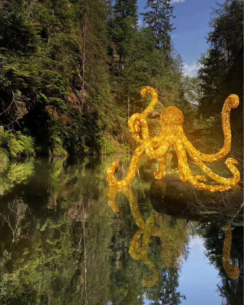 LED-Oktopus aus Aluminium – 130 cm, gold, wetterfeste Lichtfigur für außen