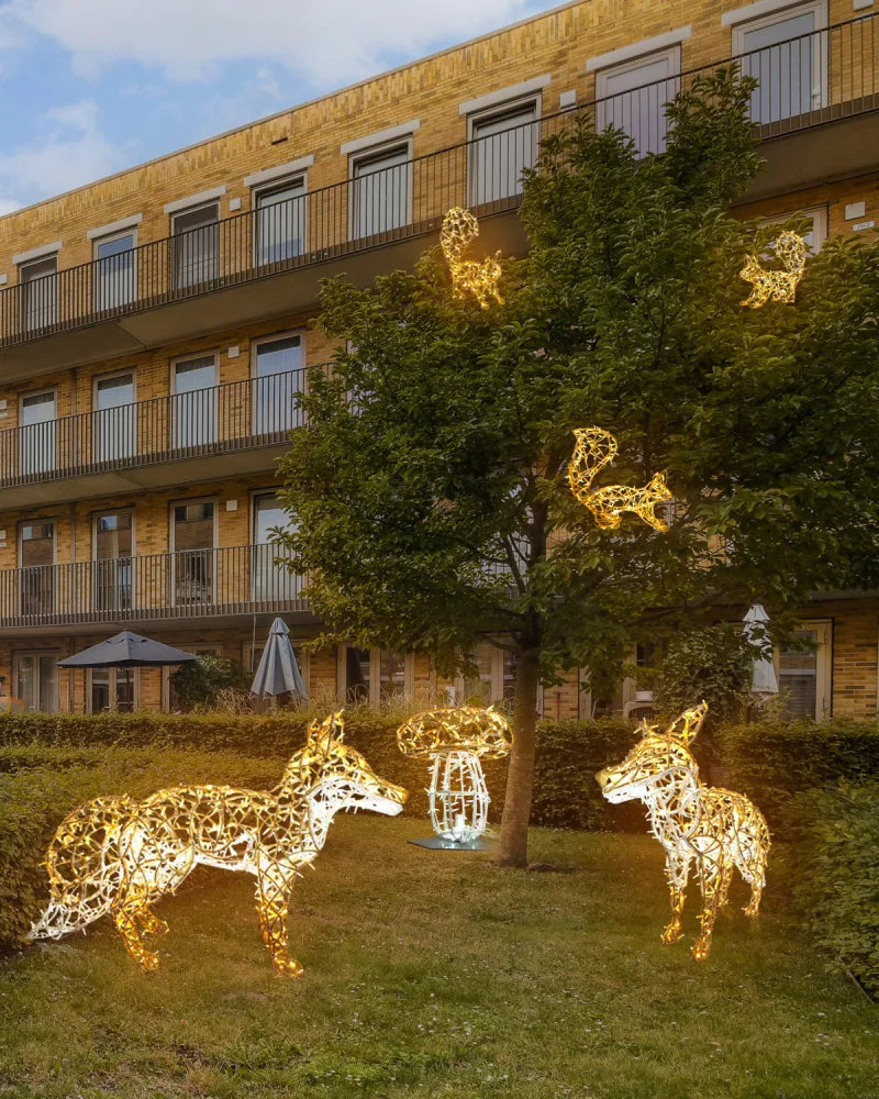 Alganic Licht-Fuchs – schlanke Figur in stillem Schritt