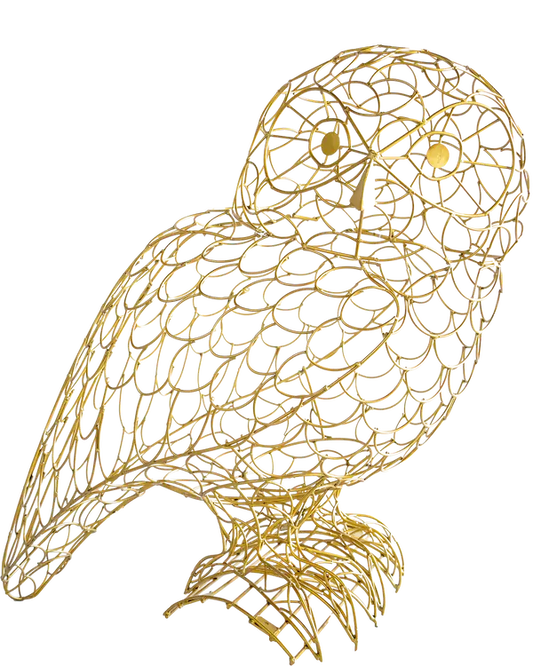 Drahtskulptur einer Eule aus goldfarbener Aluminiumstruktur – stilisiertes Lichtobjekt mit feinem Federrelief und ruhiger Ausstrahlung.