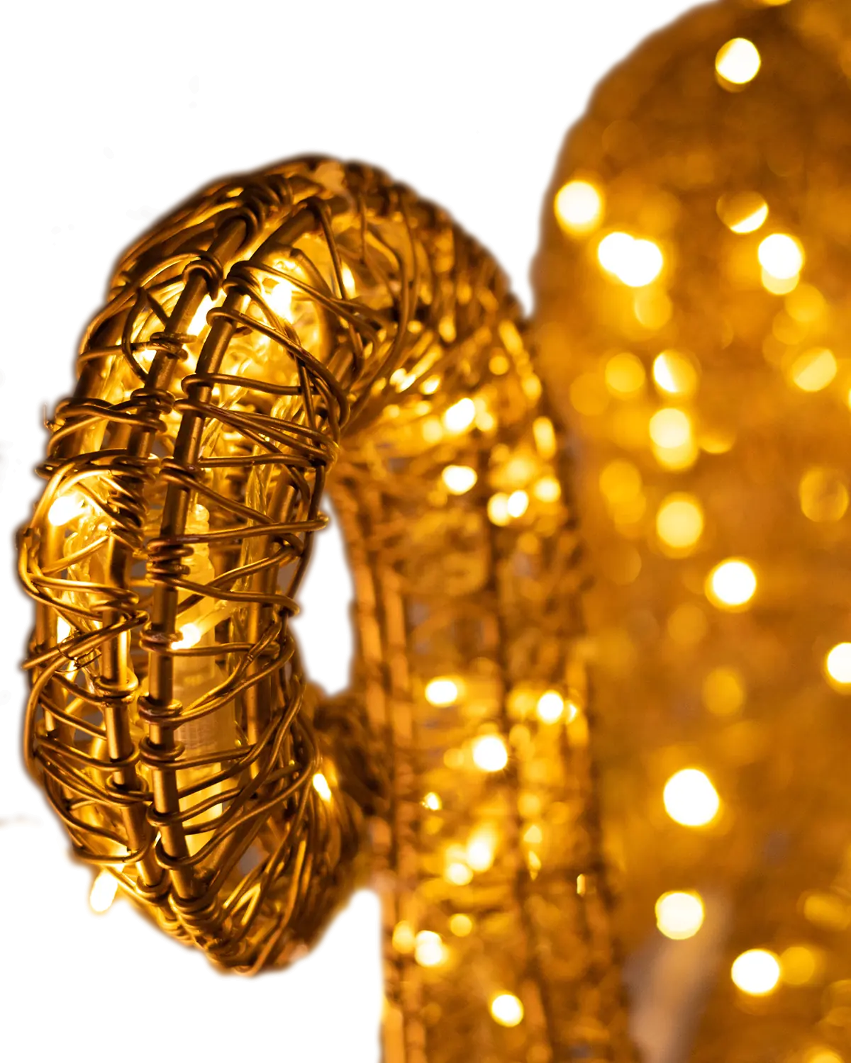 Detailaufnahme eines leuchtenden goldenen Oktopus-Tentakels aus Metallgeflecht mit LED-Lichtern, künstlerisch inszeniert für festliche Dekorationen.