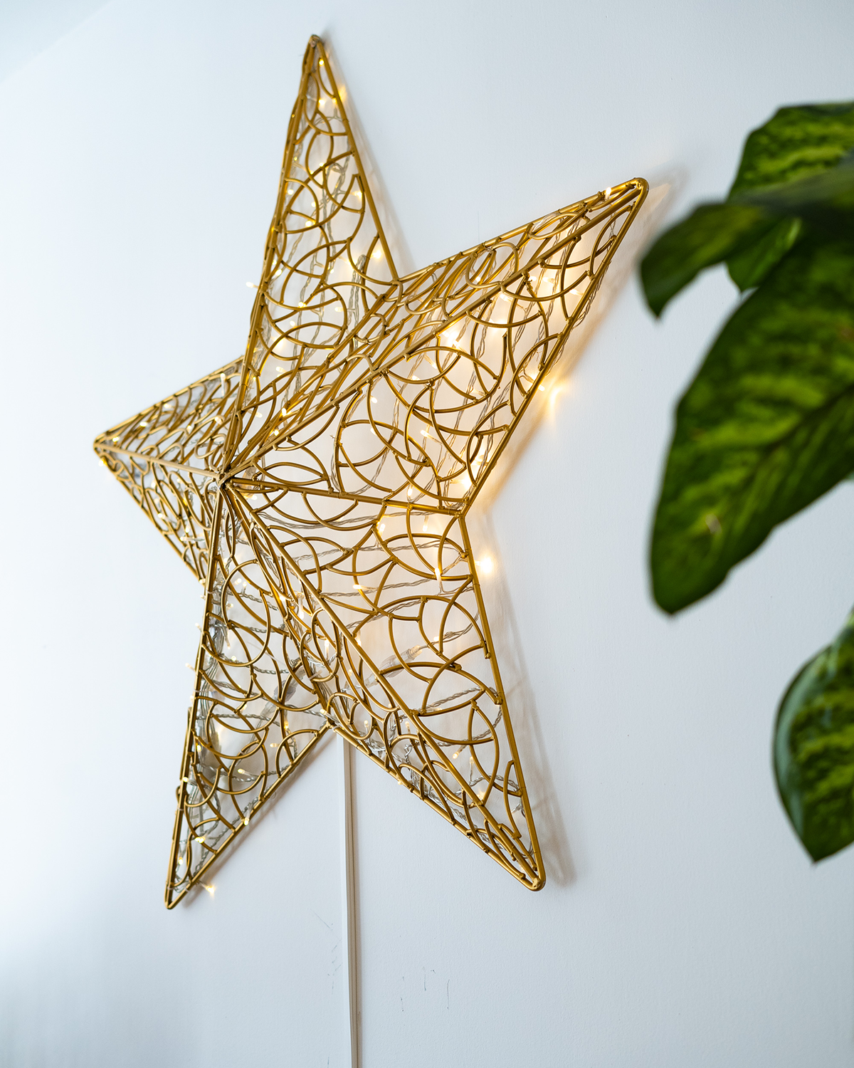 LED-Stern von Alganic in Gold, 130 cm – als Wanddeko im Innenraum montiert, aus handgefertigtem Aluminium mit feiner Lichtstruktur